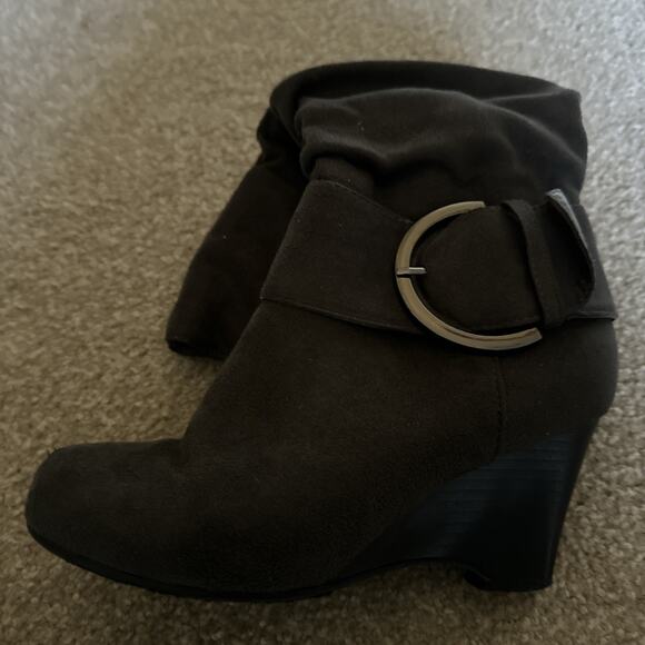 Journee Collection Gray Suede Wedge Zip Up Boots w/Buckle Accents Women’s Size 6 - Picture 9 of 12